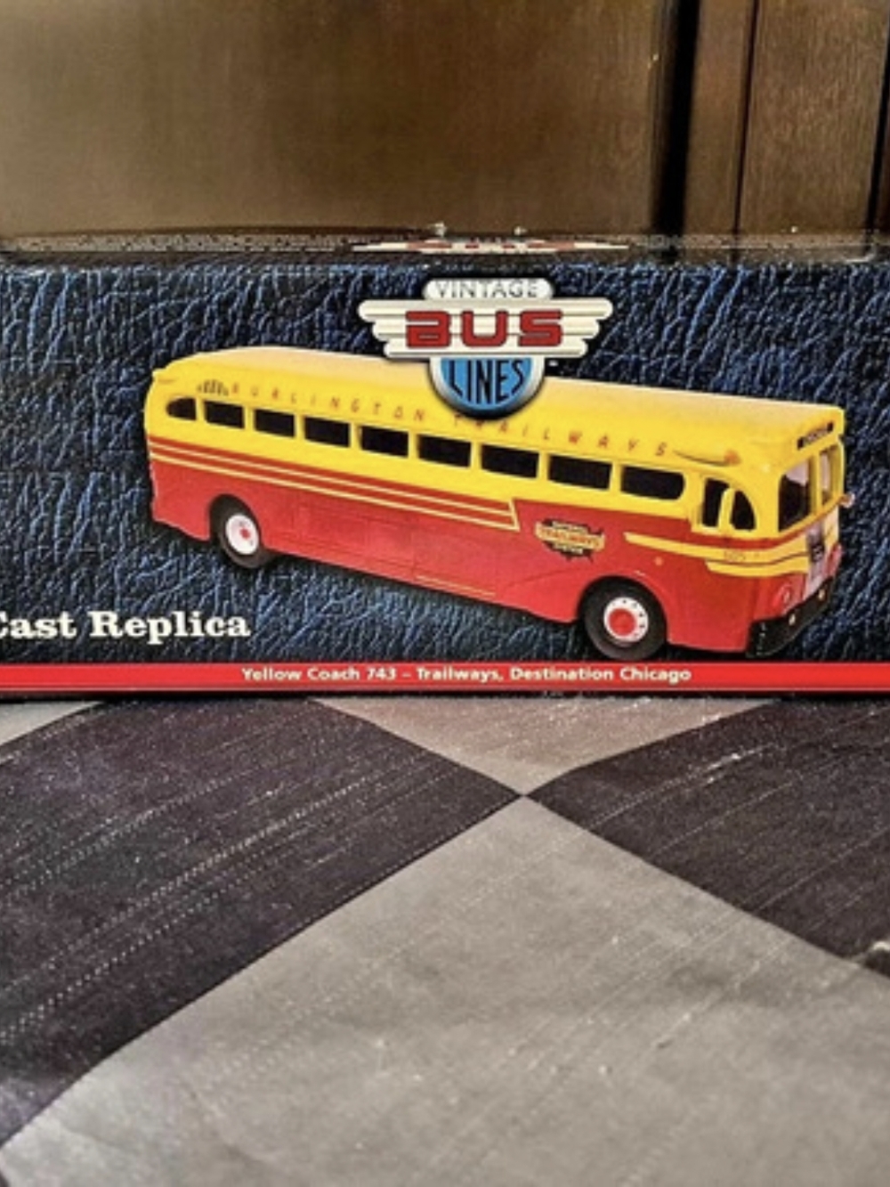 Corgi Yellow Coach 743 - Trailways, Destination Chicago Bus 1:50 Scale